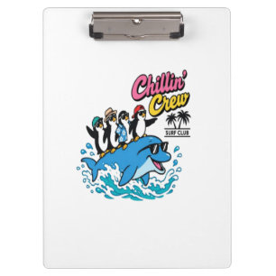 Chillin Crew Surf Club Pinguin T-Shirt Delphin Klemmbrett
