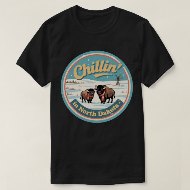 Chillin" in North Dakota_ Retro Bison & Prairie T-Shirt (Design vorne)