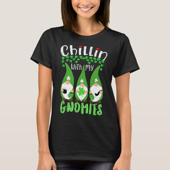 Chillin mit meinen Gnomen, St. Patrick Day Gnomes  T-Shirt (Vorderseite)