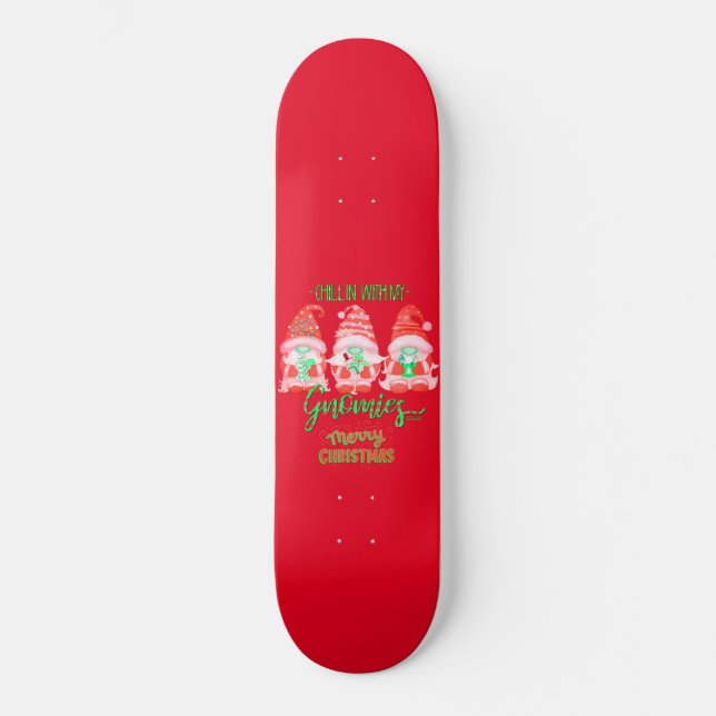 CHILLIN MIT MEINEN GNOMIEN lustige Weihnachten Skateboard (Vorderseite)