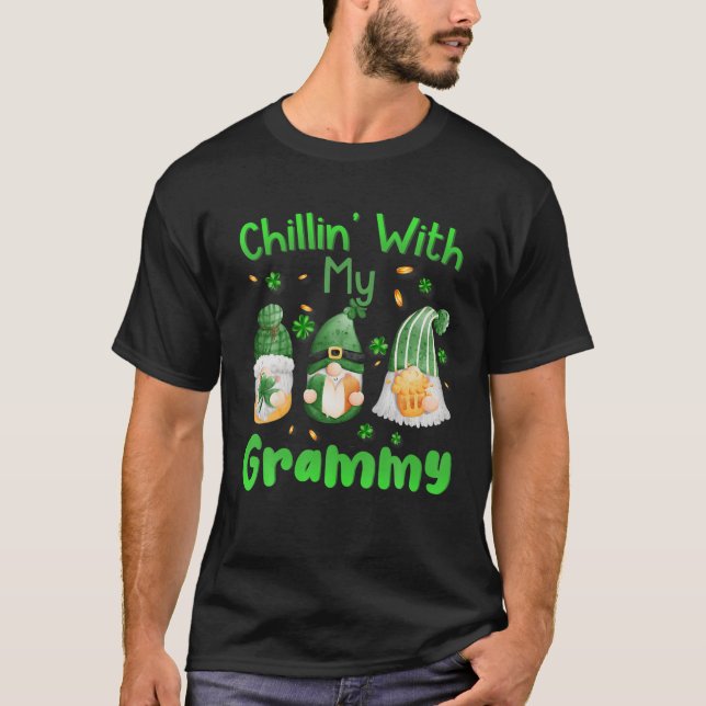 Chillin mit meinen Grammy Green Kariert Gnomes St  T-Shirt (Vorderseite)