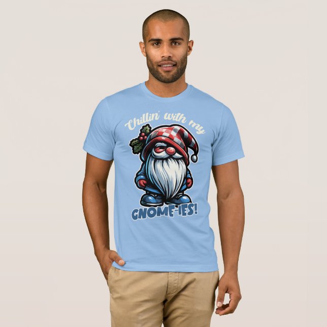 Chillin" mit My Gnomies - Niedliches Gnome Holiday T-Shirt (Vorne ganz)