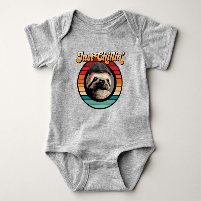 Chillin’ Sloth Baby Strampler (Vorderseite)