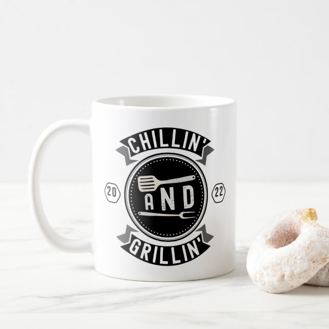 Chillin und Grillin Funny Outdoorsommer GRILLEN Kaffeetasse (Mit Donut)