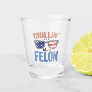 Chillin wie ein Felon Trump American Election USA Schnapsglas