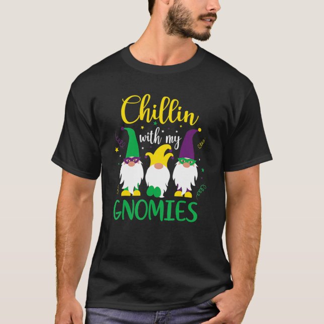 Chillin With My Gnomies Cute Gnome Mardi Gras Carn T-Shirt (Vorderseite)
