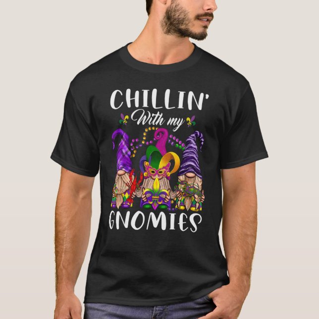 Chillin With My Gnomies Cute Gnome Mardi Gras Carn T-Shirt (Vorderseite)