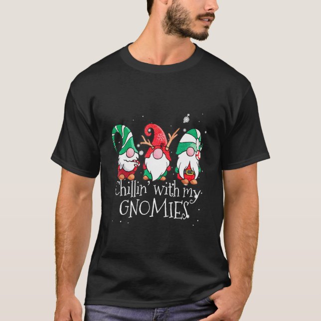Chillin' With My Gnomies Garden Gnome Pajama T-Shirt (Vorderseite)