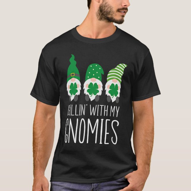 Chillin with my Gnomies St Patrick's Day T-Shirt (Vorderseite)