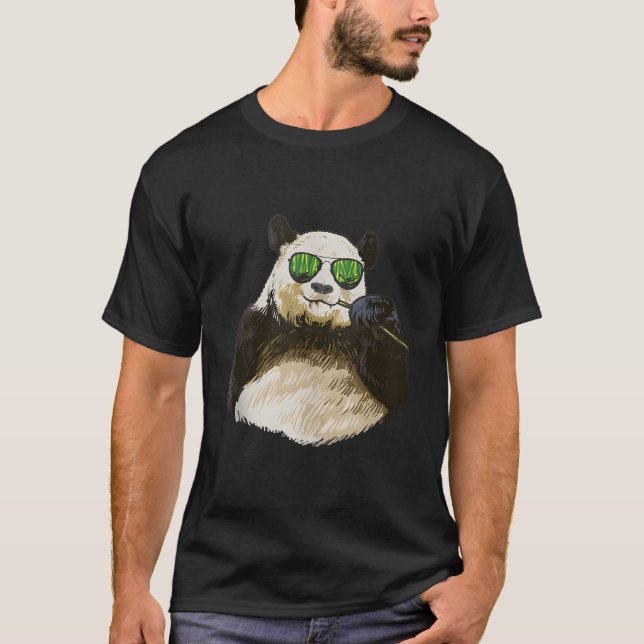 Chilling Panda Eating Bamboo Bear T-Shirt (Vorderseite)