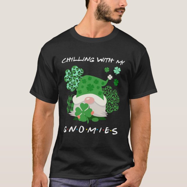 Chilling With My Lucky Gnomies St Patrick s Day Gn T-Shirt (Vorderseite)