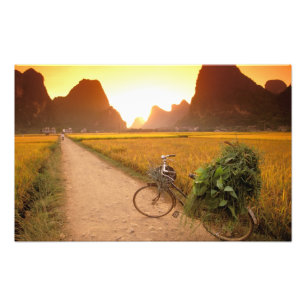 China, Guangxi. Yangzhou, Fahrrad auf dem Land Fotodruck