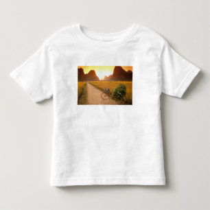 China, Guangxi. Yangzhou, Fahrrad auf dem Land Kleinkind T-shirt