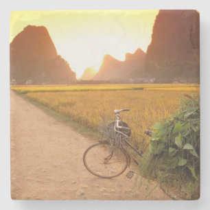 China, Guangxi. Yangzhou, Fahrrad auf dem Land Steinuntersetzer