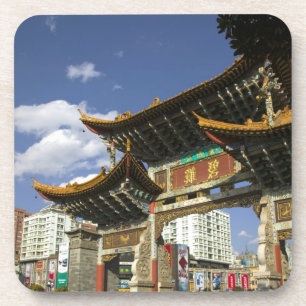 CHINA, Provinz Yunnan, Kunming. Gedenkbogen Getränkeuntersetzer