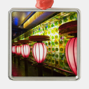 China, Shanghai. Bar im Xin Tian Di Bar Silbernes Ornament