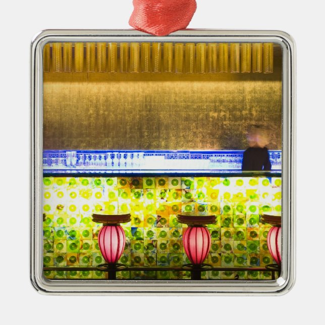 China, Shanghai. Bar in der Xin Tian Di Bar 2 Silbernes Ornament (Vorne)