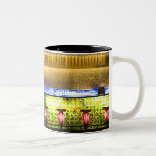 China, Shanghai. Bar in der Xin Tian Di Bar 2 Zweifarbige Tasse