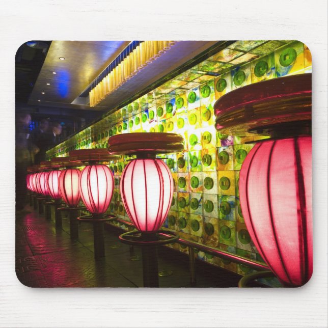 China, Shanghai. Bar in der Xin Tian Di Bar Mousepad (Vorne)