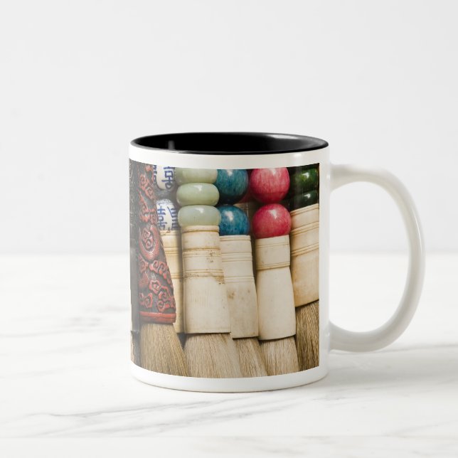 China, Shanghai. Pinsel Chenghuang Miao Zweifarbige Tasse (Rechts)