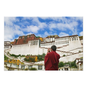 China, Tibet, Lhasa, tibetischer Mönch mit Potala Fotodruck