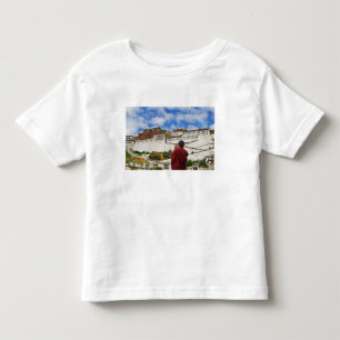 China, Tibet, Lhasa, tibetischer Mönch mit Potala Kleinkind T-shirt