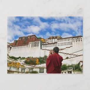 China, Tibet, Lhasa, tibetischer Mönch mit Potala Postkarte
