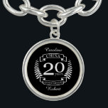 China Traditional wedding anniversary 20 years Armband<br><div class="desc">Ein Design zum Feiern von 20 Jahren Ehe. Dieses Design hat ein weißes (China-) Lorbeerdesign auf einem schwarzen Hintergrund. China ist das traditionelle Geschenk für diesen Anlass. Der Text lautet China 20 Jahre Jubiläum. Ein romantisches Design zum Feiern Ihres 20. Heiratsjahres. Wenn Sie Hilfe bei der Anpassung dieses Designs möchten,...</div>