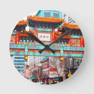 Chinatown in Washington DC. USA Runde Wanduhr