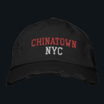 CHINATOWN NYC Rot und Weiß im Vintagen Schwarz-Wei Bestickte Baseballkappe<br><div class="desc">CHINATOWN NYC Rot und Weiß Stickerei auf Schwarz bedrückte Vintage Baumwollhut. Die Stickerei kann an andere Farbeinstellungen angepasst werden,  indem Sie die Schaltfläche "Design bearbeiten" auswählen. Außerdem ist die Möglichkeit verfügbar,  die gewünschte Farbe auf der Hauptseite auszuwählen.</div>
