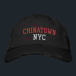 CHINATOWN NYC Rot und Weiß im Vintagen Schwarz-Wei Bestickte Baseballkappe<br><div class="desc">CHINATOWN NYC Rot und Weiß Stickerei auf Schwarz bedrückte Vintage Baumwollhut. Die Stickerei kann an andere Farbeinstellungen angepasst werden,  indem Sie die Schaltfläche "Design bearbeiten" auswählen. Außerdem ist die Möglichkeit verfügbar,  die gewünschte Farbe auf der Hauptseite auszuwählen.</div>