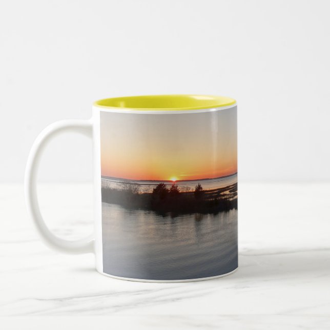 Chincoteague Sunset I Virginia Landschaft Zweifarbige Tasse (Links)