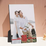 Chinesische Hochzeit mit doppeltem Glück personali Fotoplatte<br><div class="desc">Dieses charmante Tischchen Double Happiness Chinese Wedding Personalize Foto Plaque verfügt über eine integrierte Kamera für das brüchige Display Ihres Lieblings-Fotos. Enthält das chinesische Zeichen "囍DoubleHappiness" und bearbeitbare Texte. Erstellen Sie einen wertvollen Sake Ihres Lieblings-Hochzeitsgeschenke oder geben Sie als Hochzeitsgeschenk.</div>