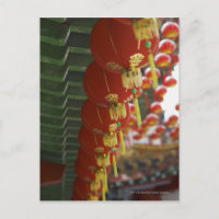 Chinesische Laternen, die aus dem Tempel hängen