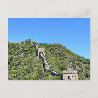 Chinesische Mauer, die sich über grüne Hügel erstr Postkarte