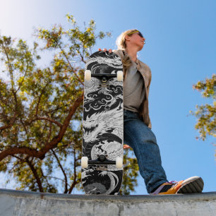 Chinesischer Drache; schwarz-weiß Skateboard