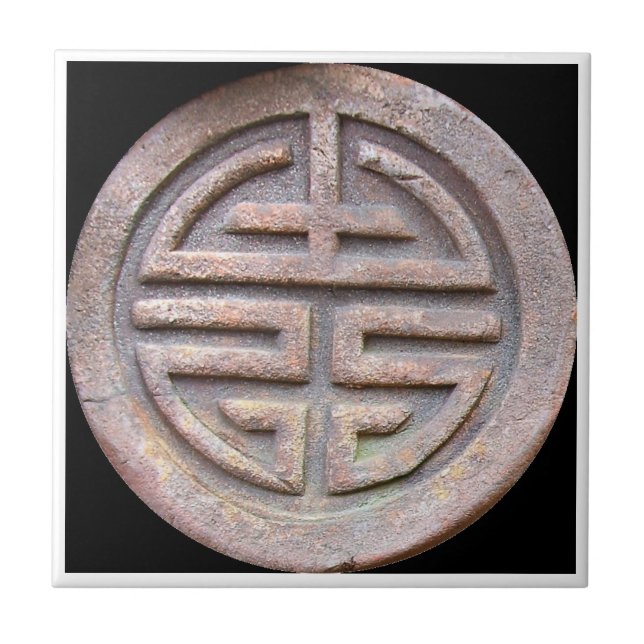Chinesisches Langlebigkeits-Symbol auf einer alten Fliese (Vorderseite)