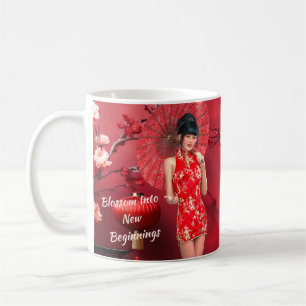 Chinesisches Neujahrsmädchen mit einem roten Regen Kaffeetasse