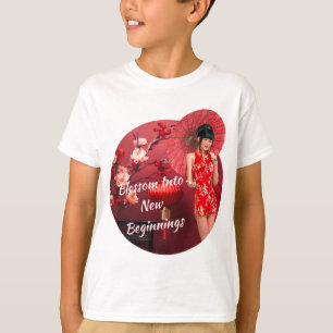 Chinesisches Neujahrsmädchen mit einem roten Regen T-Shirt
