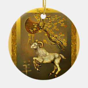 Chinesisches RAM unter Mond und goldenen Keramikornament