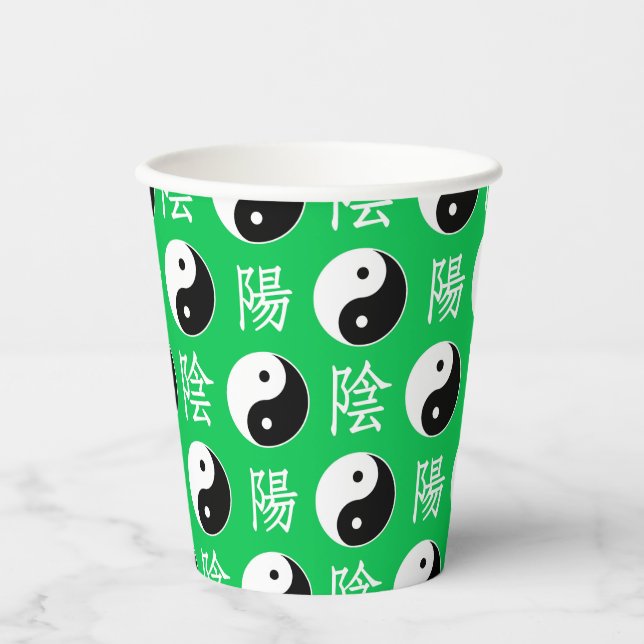 Chinesisches Yinyang-Muster mit grünem Hintergrund Pappbecher (Vorderseite)