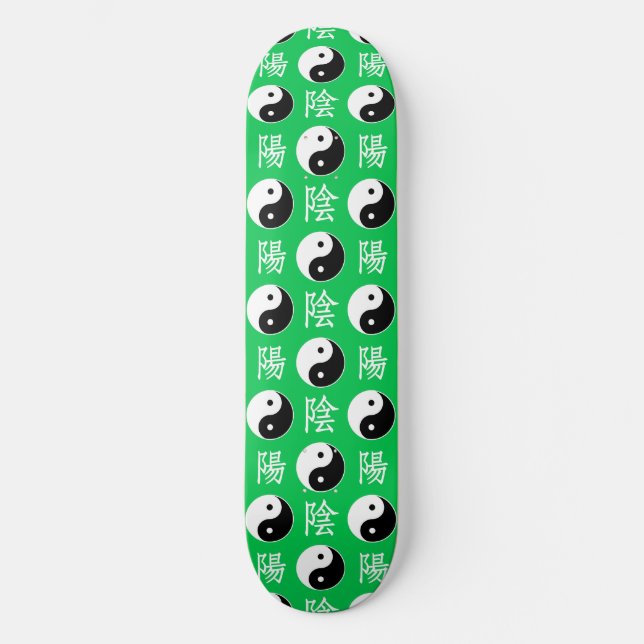 Chinesisches Yinyang-Muster mit grünem Hintergrund Skateboard (Vorderseite)