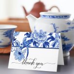 Chinoiserie Bird Floral Blau Weißes Brautparty Dankeskarte<br><div class="desc">Hochzeit und Brautparty Dankeschön Sie Karten können mit Ihrem neuen Namen, Kontaktinformationen oder jede Nachricht personalisiert werden, die Sie wünschen. Handgemalte Aquarellfarbe Blue Asian Influence Floral Chinoiserie Design hat eine komplette Sammlung zur Verfügung. Das handgemalte Acryl Aquarell-Design mit Chinoiserie-Blume und Blatt-Ränder oben und unten, die das weiße, innere Rand bis...</div>