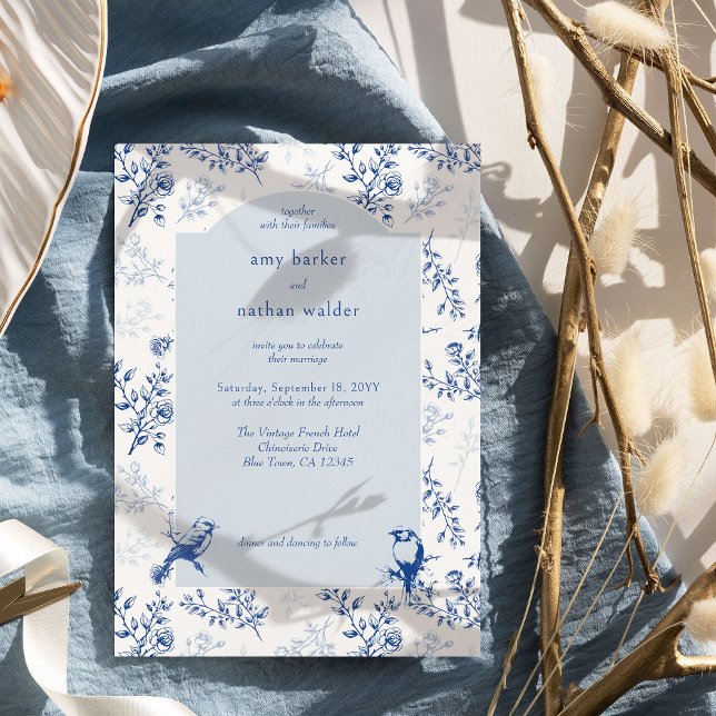Chinoiserie Blau und Weiß Einladung (Elegant Blue Floral Wedding Invitation from the Chinoiserie Wedding Collection by Darling & May)