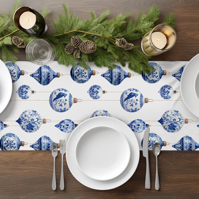 Chinoiserie Blue Ornaments Weihnachten Kurzer Tischläufer (Chinoiserie blue and white ornament table runner)