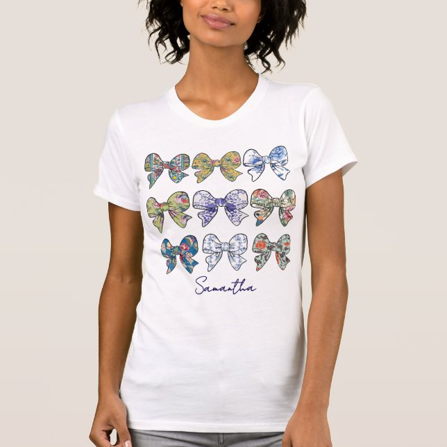 Chinoiserie Bows Muster mit Namen T-Shirt (Vorderseite)