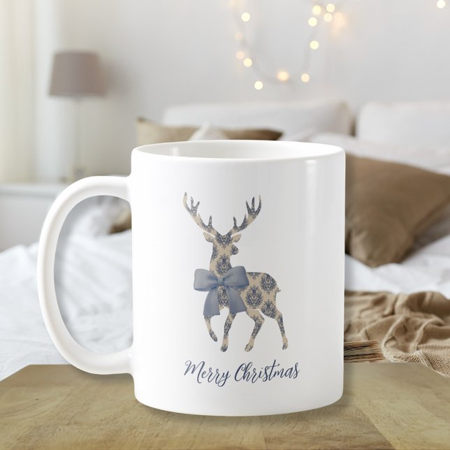 Chinoiserie Reindeer Kaffeetasse (White "Merry Christmas" Coffee Mug with reindeer silhouette in blue toile pattern with coquette bow )