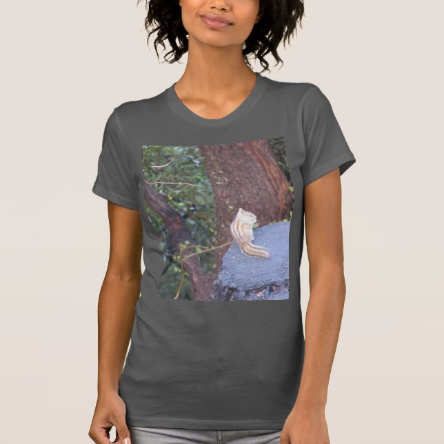 Chipmunk auf einem Baumstumpf T-Shirt (Vorderseite)
