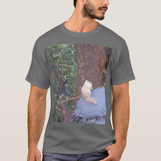 Chipmunk auf einem Baumstumpf-T - Shirt