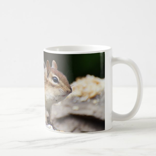Chipmunk auf einem Felsen Kaffeetasse (Rechts)